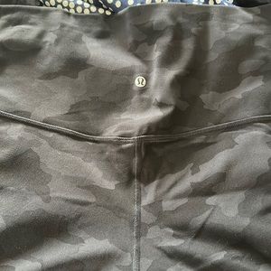Lululemon Align SHR Pant 28" black camo, size 16